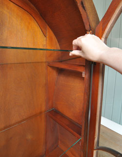 曲線とオークの木目が美しく融合されたアンティークキャビネット