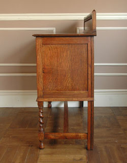 落ち着いた華やかさが美しい収納力抜群なアンティーク サイドボード