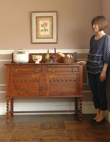 落ち着いた華やかさが美しい収納力抜群なアンティーク サイドボード