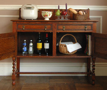 落ち着いた華やかさが美しい収納力抜群なアンティーク サイドボード