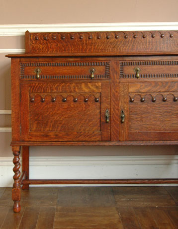 落ち着いた華やかさが美しい収納力抜群なアンティーク サイドボード