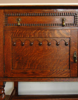 落ち着いた華やかさが美しい収納力抜群なアンティーク サイドボード