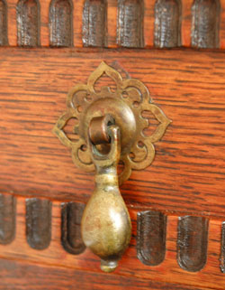 落ち着いた華やかさが美しい収納力抜群なアンティーク サイドボード