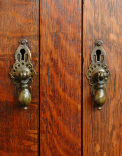 落ち着いた華やかさが美しい収納力抜群なアンティーク サイドボード