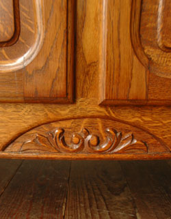 フランスの上品さと美しさが詰まった折れ戸のアンティークキャビネット