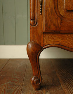 フランスの上品さと美しさが詰まった折れ戸のアンティークキャビネット