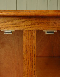 フランスの上品さと美しさが詰まった折れ戸のアンティークキャビネット