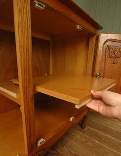 フランスの上品さと美しさが詰まった折れ戸のアンティークキャビネット