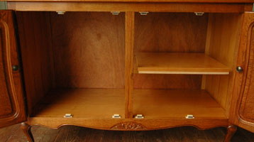 フランスの上品さと美しさが詰まった折れ戸のアンティークキャビネット