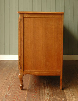 フランスの上品さと美しさが詰まった折れ戸のアンティークキャビネット