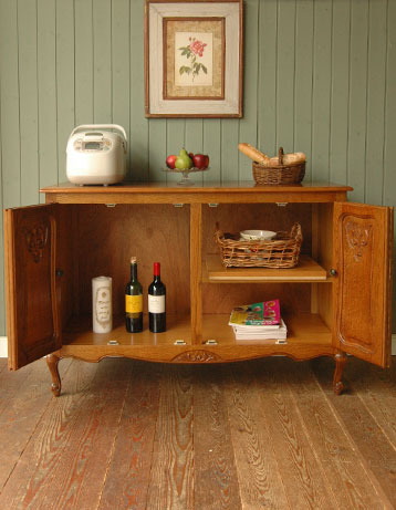 フランスの上品さと美しさが詰まった折れ戸のアンティークキャビネット