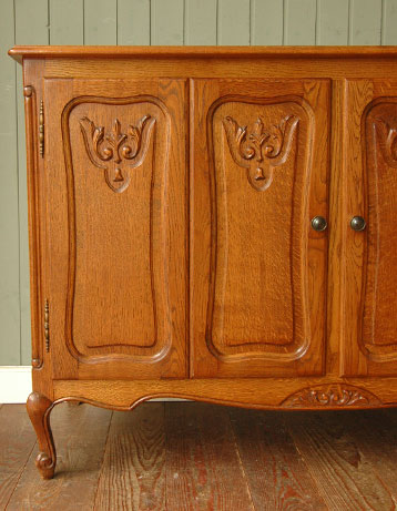 フランスの上品さと美しさが詰まった折れ戸のアンティークキャビネット