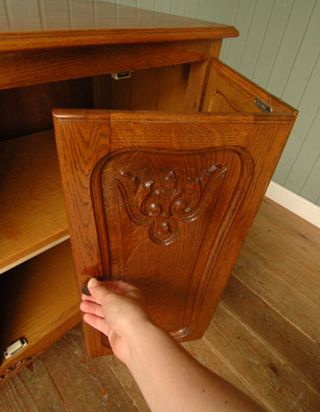 フランスの上品さと美しさが詰まった折れ戸のアンティークキャビネット