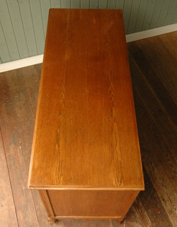 フランスの上品さと美しさが詰まった折れ戸のアンティークキャビネット