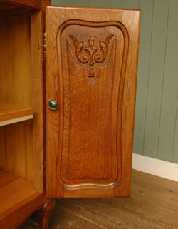 フランスの上品さと美しさが詰まった折れ戸のアンティークキャビネット