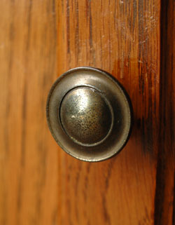 フランスの上品さと美しさが詰まった折れ戸のアンティークキャビネット