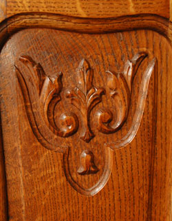 フランスの上品さと美しさが詰まった折れ戸のアンティークキャビネット