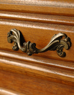 フランスの上品さと美しさが詰まった実用的なアンティークのキャビネット