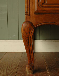 フランスの上品さと美しさが詰まった実用的なアンティークのキャビネット