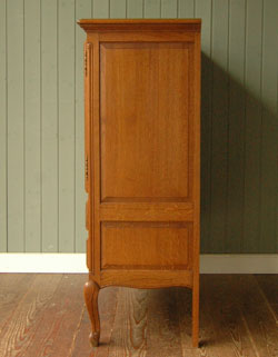 フランスの上品さと美しさが詰まった実用的なアンティークのキャビネット