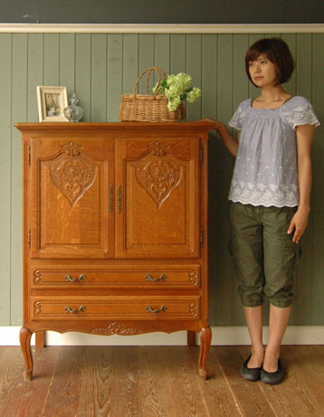 フランスの上品さと美しさが詰まった実用的なアンティークのキャビネット