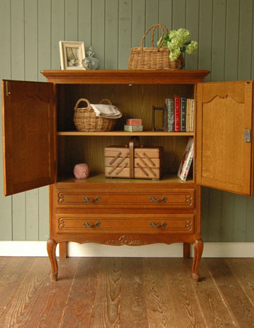 フランスの上品さと美しさが詰まった実用的なアンティークのキャビネット