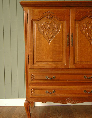 フランスの上品さと美しさが詰まった実用的なアンティークのキャビネット