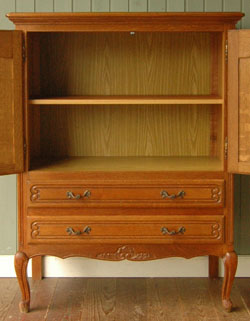 フランスの上品さと美しさが詰まった実用的なアンティークのキャビネット