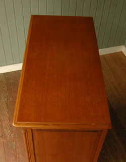 フランスの上品さと美しさが詰まった実用的なアンティークのキャビネット