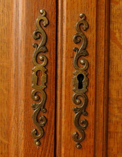 フランスの上品さと美しさが詰まった実用的なアンティークのキャビネット