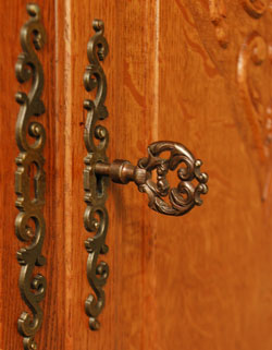 フランスの上品さと美しさが詰まった実用的なアンティークのキャビネット