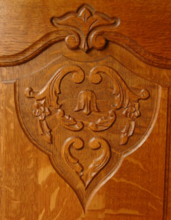 フランスの上品さと美しさが詰まった実用的なアンティークのキャビネット