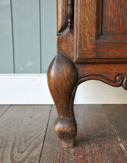 フランスの上品さと美しさが詰まった実用的なアンティークキャビネット