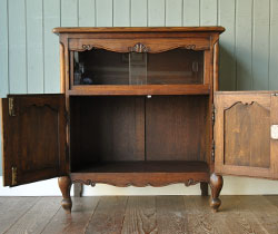 フランスの上品さと美しさが詰まった実用的なアンティークキャビネット