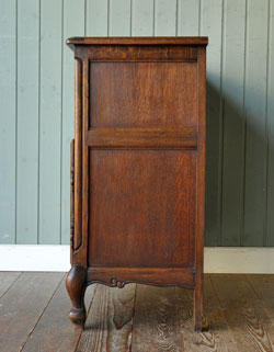 フランスの上品さと美しさが詰まった実用的なアンティークキャビネット