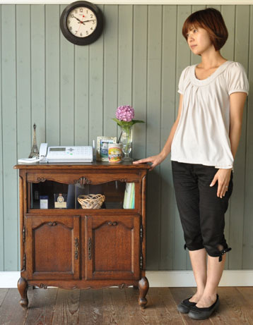 フランスの上品さと美しさが詰まった実用的なアンティークキャビネット