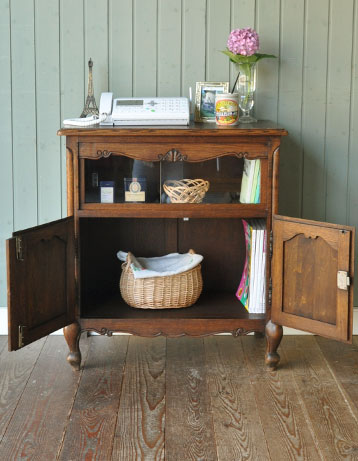 フランスの上品さと美しさが詰まった実用的なアンティークキャビネット