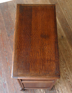 フランスの上品さと美しさが詰まった実用的なアンティークキャビネット