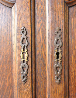 フランスの上品さと美しさが詰まった実用的なアンティークキャビネット