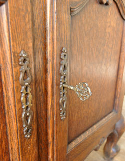 フランスの上品さと美しさが詰まった実用的なアンティークキャビネット