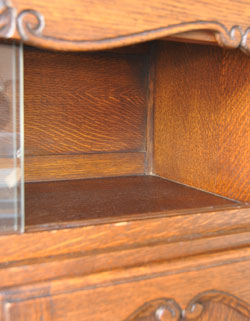 フランスの上品さと美しさが詰まった実用的なアンティークキャビネット