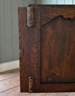 フランスの上品さと美しさが詰まった実用的なアンティークキャビネット