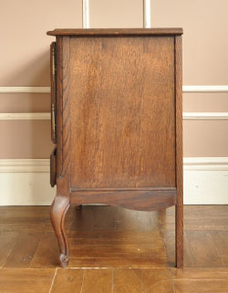 フランスの上品さと美しさが詰まった実用的なアンティークキャビネット