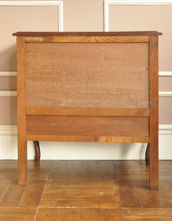 フランスの上品さと美しさが詰まった実用的なアンティークキャビネット