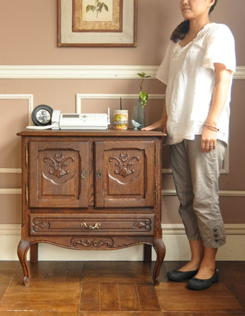 フランスの上品さと美しさが詰まった実用的なアンティークキャビネット