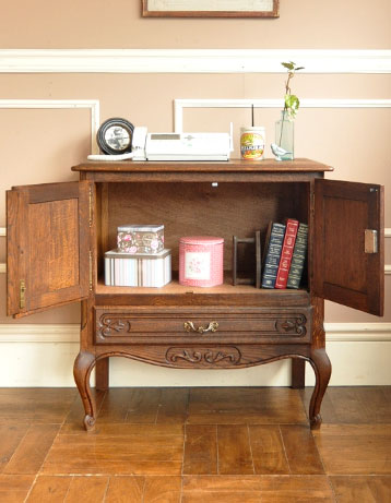 フランスの上品さと美しさが詰まった実用的なアンティークキャビネット