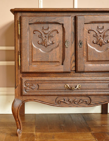 フランスの上品さと美しさが詰まった実用的なアンティークキャビネット