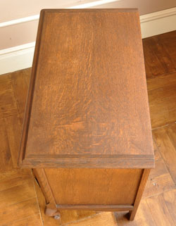 フランスの上品さと美しさが詰まった実用的なアンティークキャビネット