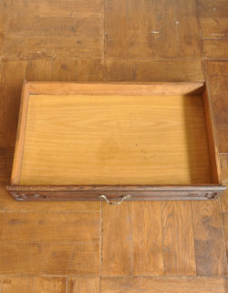 フランスの上品さと美しさが詰まった実用的なアンティークキャビネット