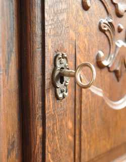 フランスの上品さと美しさが詰まった実用的なアンティークキャビネット